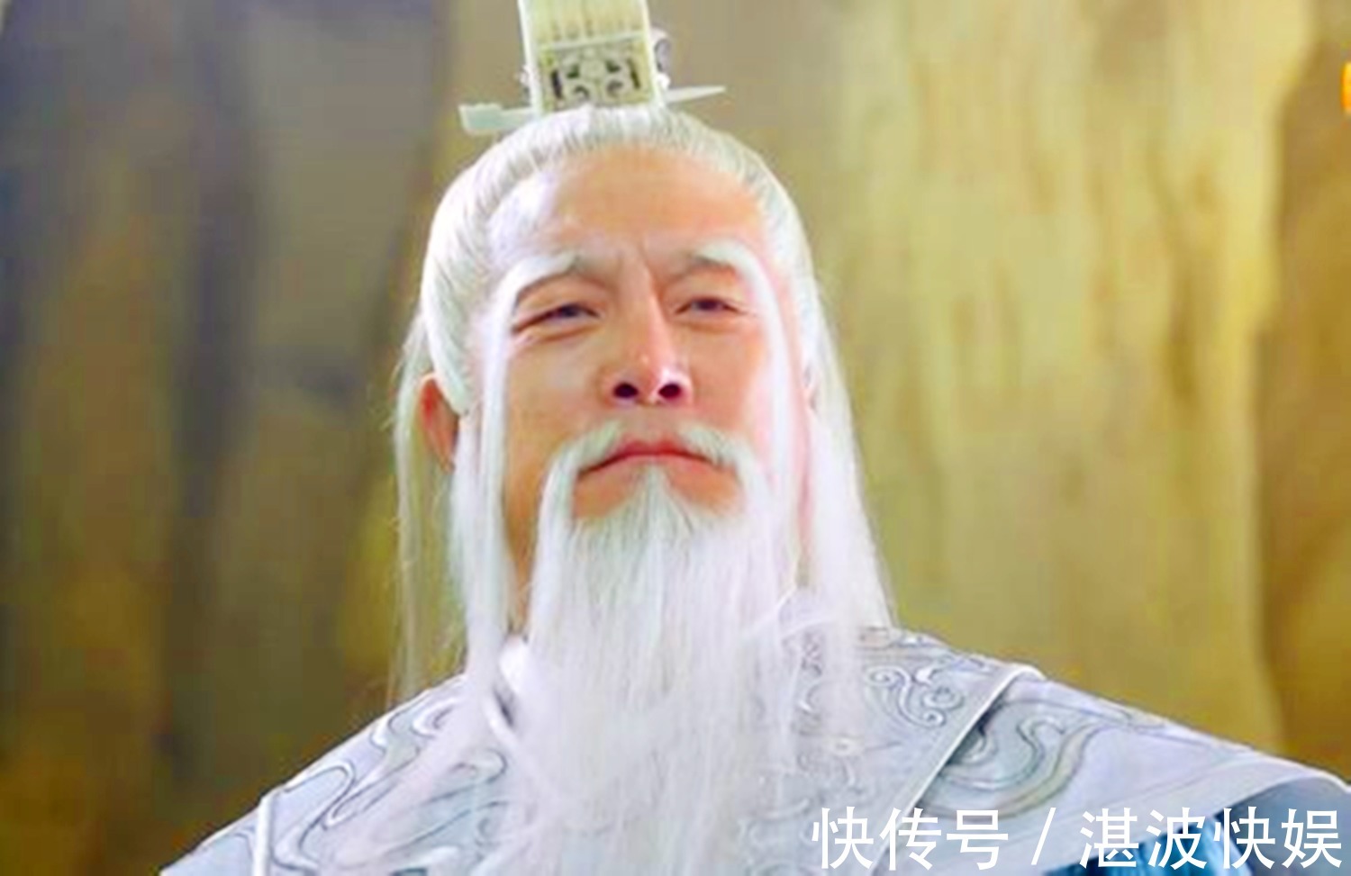 杨戬#封神中有个用毒高手,轻松困住姜子牙,被怪人用扇子送上封神榜