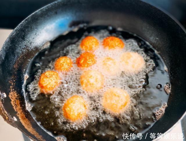 炸肉丸|炸肉丸时，别再放淀粉，厨师：学会3点，肉丸外脆里嫩，还不松散