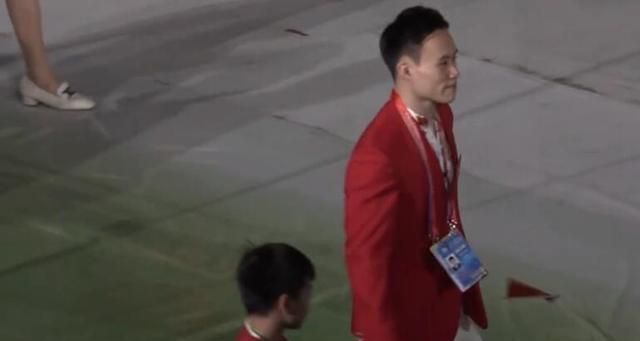 可爱值|现场比心！全红婵亮相开幕式又成焦点，可爱值拉满人气直追朱婷