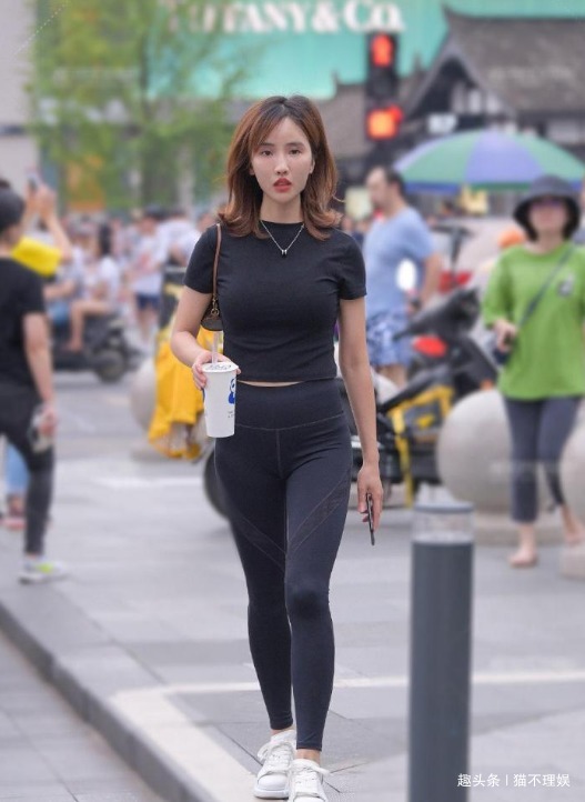 运动装|这位轻时尚小姐姐,一身无痕运动装逛街,好身材一览无遗