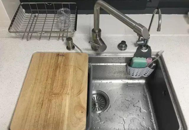 配件|厨房水槽用单槽还是双槽？现在流行的“子母盆”你也应该多瞧瞧