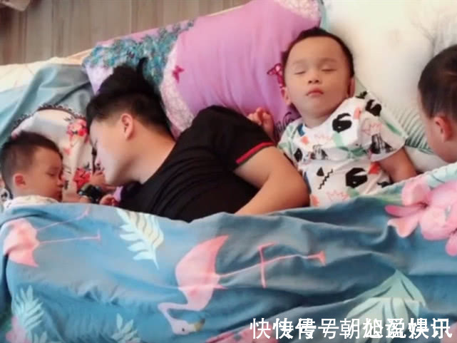 三胞胎|爸爸和三胞胎儿子睡觉,这画风,隔着屏幕都要笑喷了