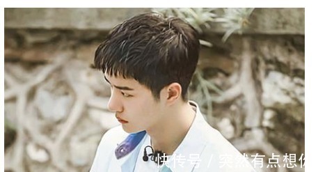 催了三次了!王一博催工作人員下班,自己淋了雨,還想替別人撐傘!