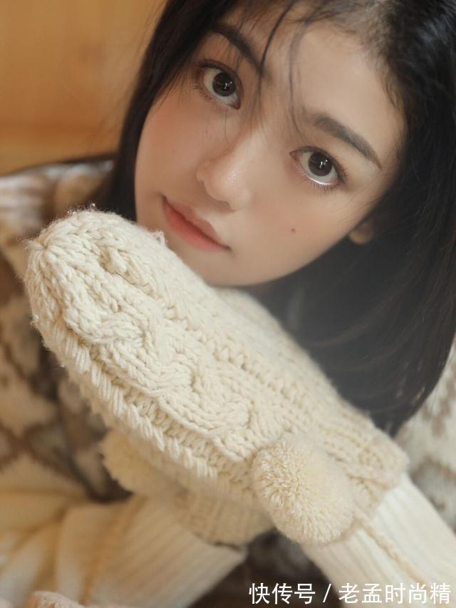 谁家的小可爱 这是谁家的小可爱?年轻漂亮女孩毛衣搭配小白袜,果然好看