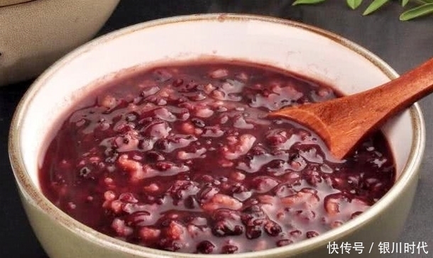 女人50岁后,早餐多喝“美容粥”,补气养胃防衰,告别“黄脸婆”