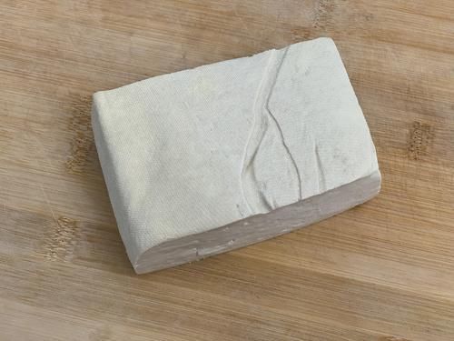 红油|煎豆腐时，直接下锅煎就“废了”，记住2个窍门，豆腐不碎不粘锅