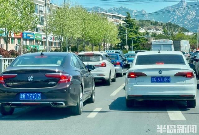 崂山风景区客流量大 景区停车场一位难求