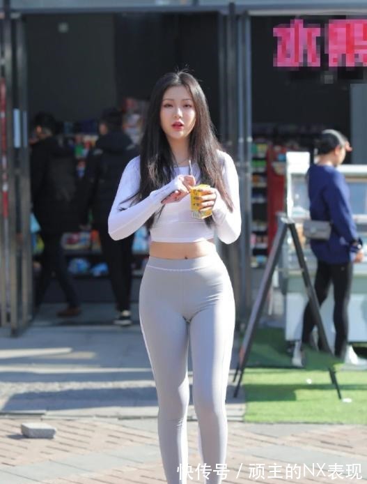 纯棉 白色上衣搭配灰色瑜伽裤,简单时尚,清爽动人!