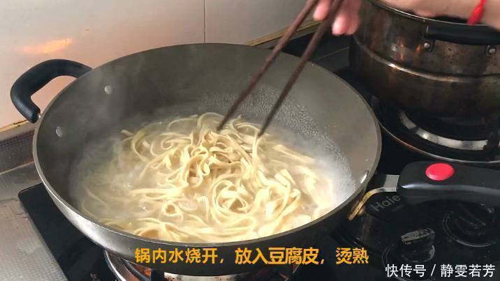 韭菜|豆腐皮不要炒韭菜了,教你个简单新做法,吃一口上瘾,比肉都香