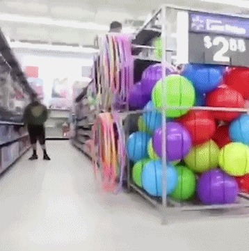 |搞笑GIF：人生难免磕磕碰碰，尤其是过河的时候