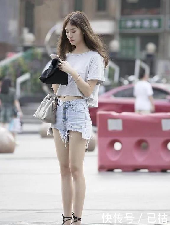 路人街拍,黑色挂脖连衣裙太抢眼,穿出迷人好气质