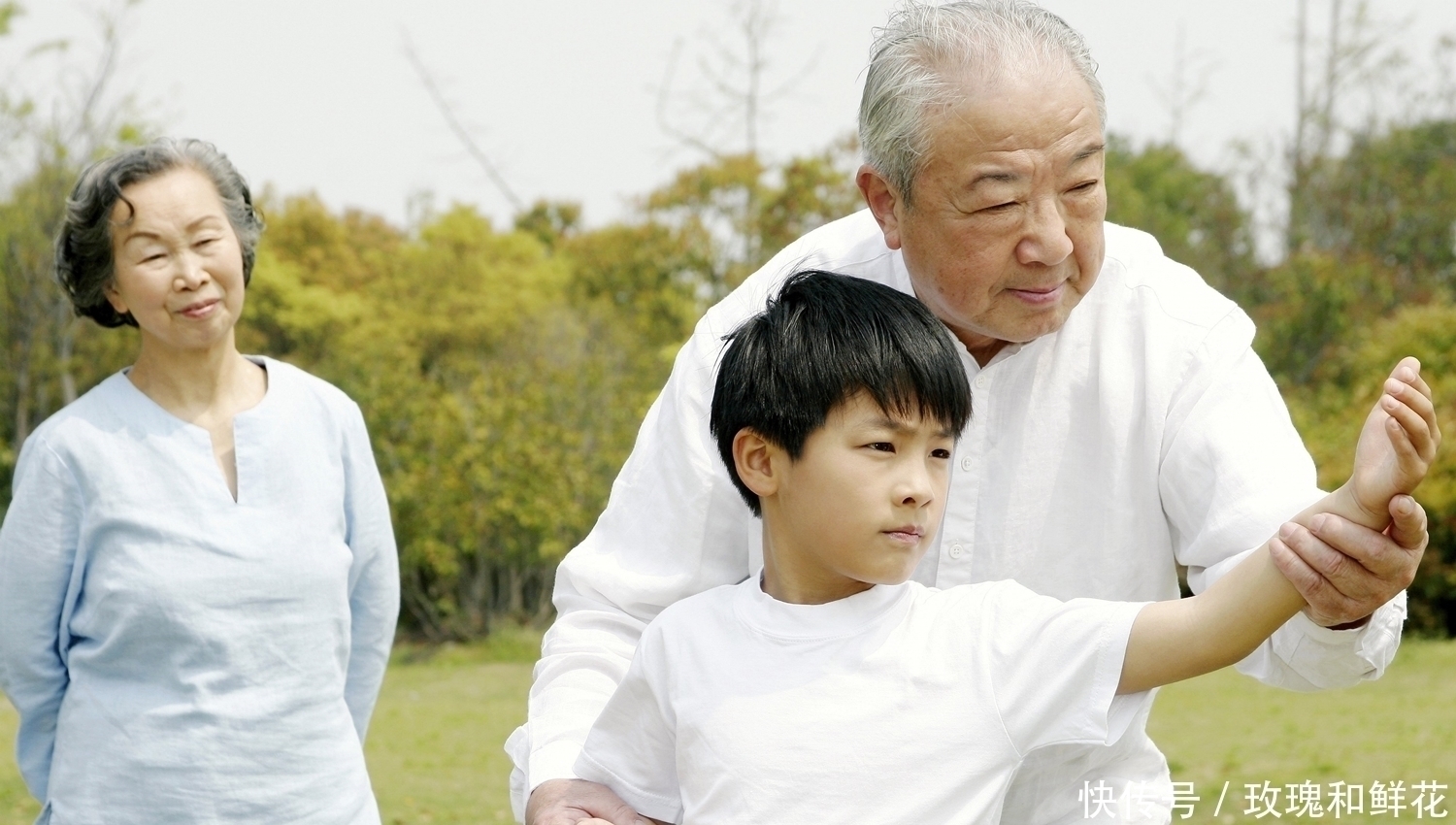 奶奶|“最年轻奶奶”带娃逛街火了，皮肤不输宝妈，网友还缺爷爷不
