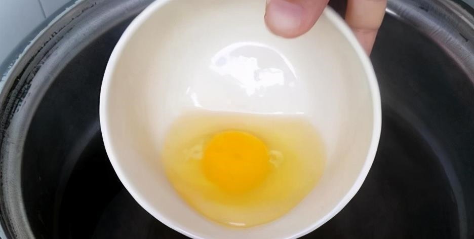 煮荷包蛋时，沸水下锅是错的！掌握“5点技巧”，完整不散不起沫
