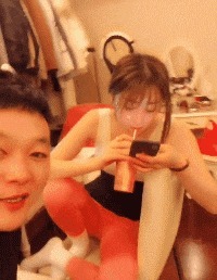 |搞笑GIF：都这时候了还看什么看 赶紧来救我啊，真装不下去了
