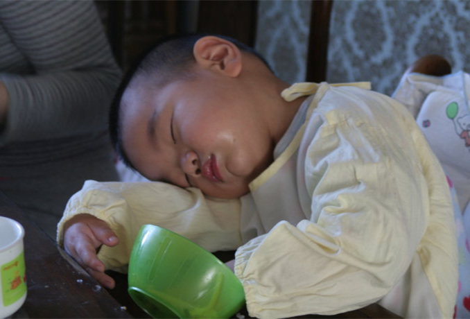 家长|上一秒叽里呱啦,下一秒眼皮打架孩子吃东西睡着,家长可别大意