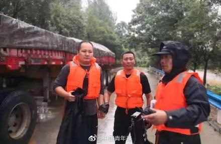 杨旭恒|救51人民警被水冲走10小时后自救归来 致敬守护者！