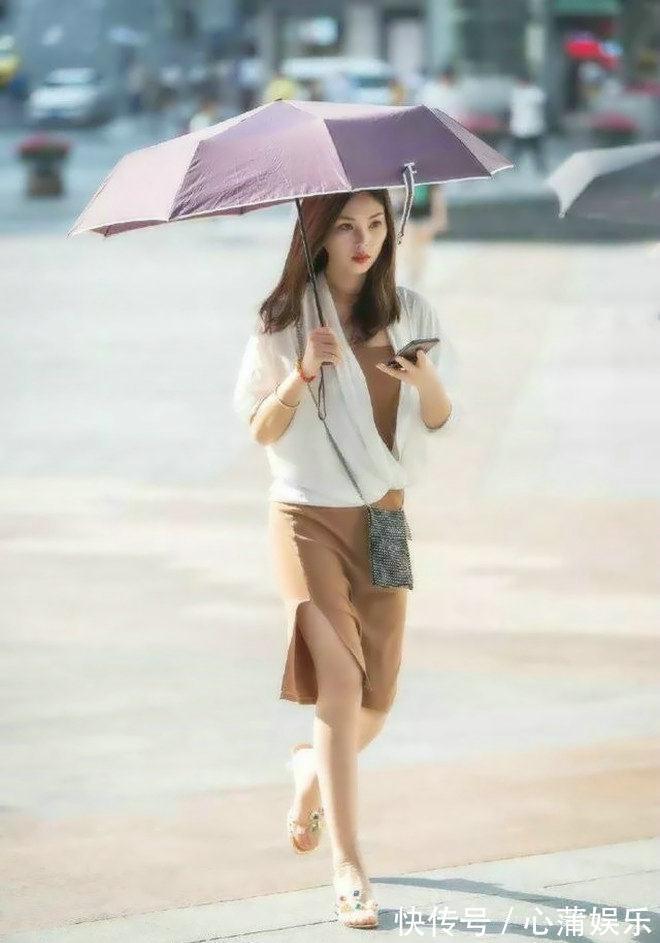 连衣裙|街拍小姐姐一身白色的服装搭配高腰的短裤，尽显时尚魅力