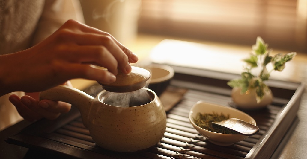 晨起一杯水对身体健康好处多,但5种水不宜多喝,希望你能喝对