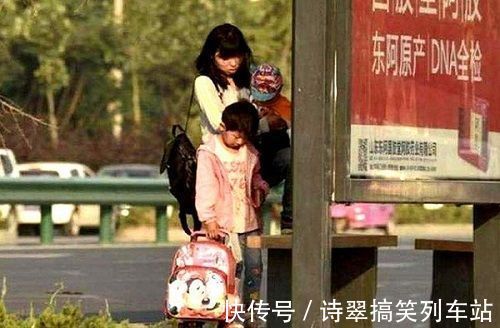 头胎|头胎双胞胎女儿,二胎双胞胎儿子,出门姐姐抱弟弟,路人羡慕围观