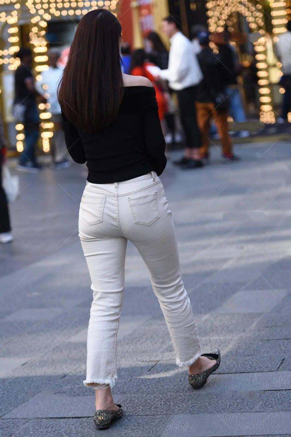 这件|美女街拍:黑色一字肩显女人味,这件轻熟风格的上衣,增添了一分优雅气息