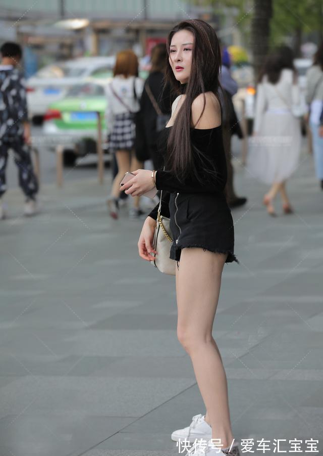 大长腿|牛仔热裤，配黑色一字肩，清新又显气质，美的清凉又时髦