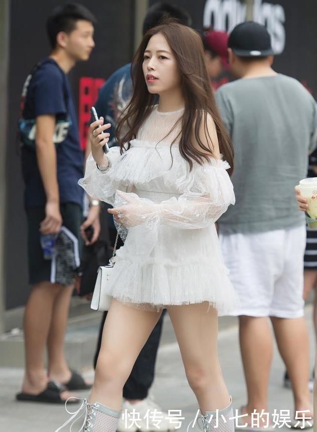 时髦女郎,白色蕾丝连衣裙,配银色网眼高靴,搭配上春色