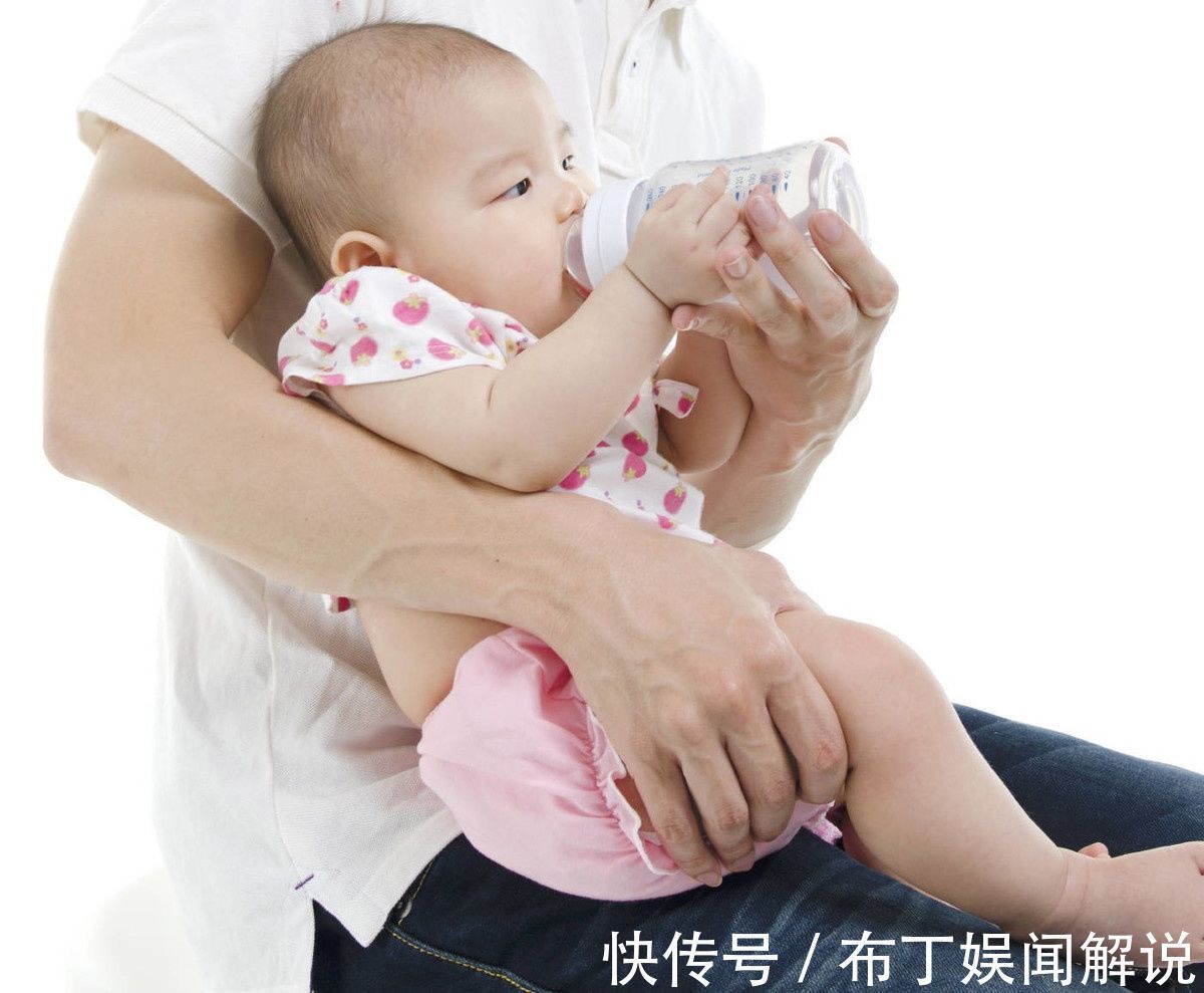 喂养|宝宝吐奶“抱起拍拍就行”？没那么简单，没点护理常识可不敢乱拍