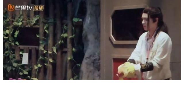 成员们|《密室大逃脱》邓伦怂到卖萌，黄明昊抓鸡有阴影，解密游戏太刺激