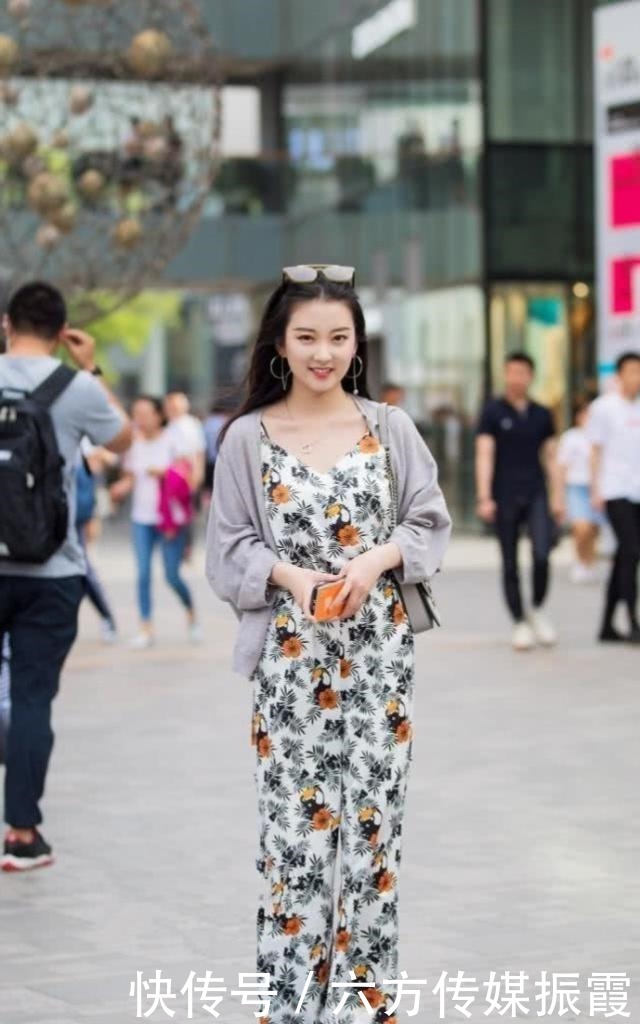 干净|皮肤白皙气质清新的小姐姐,给人一种干净又落落大方的感觉