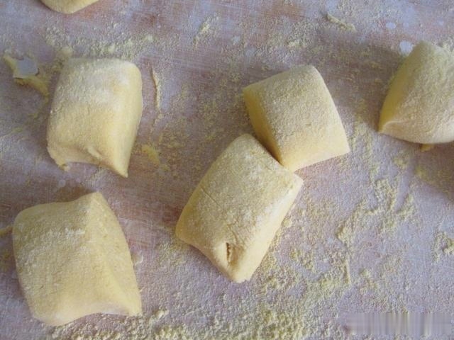 玉米面这样做简单快捷，暄软喷香，比包子馒头好，中老年人要多吃