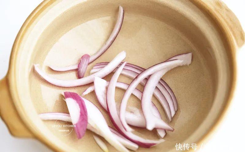 洋葱|豆腐不用炒,浇上料汁直接炖,滑嫩入味,几分钟就做好了