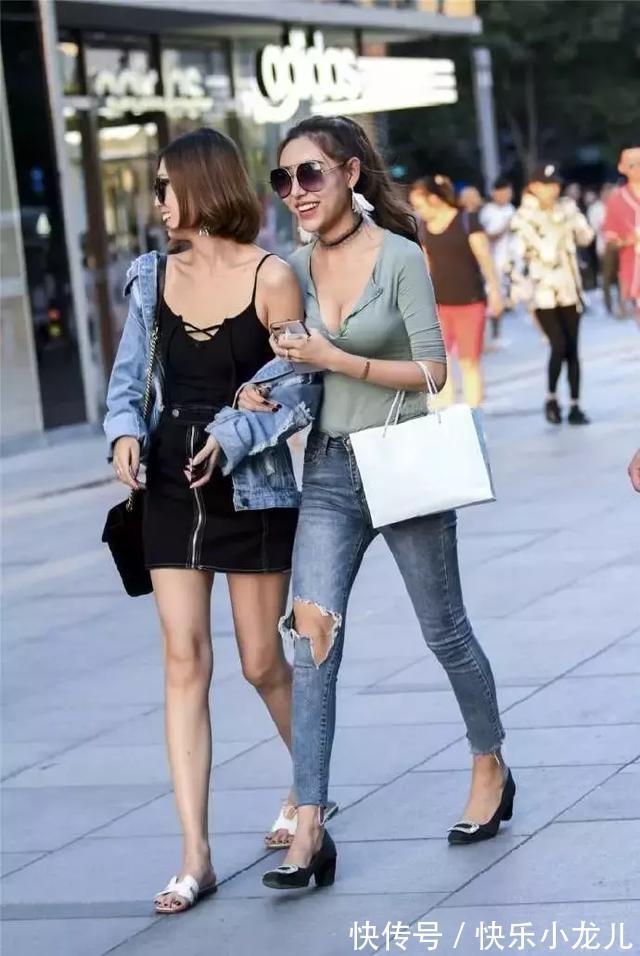 小姐姐 浅卡其色的毛衣,宽松的版型能够修饰它,显得更加的时尚