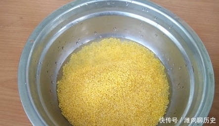 天气冷，多用这4种食材煮粥，一碗下肚暖身暖胃，常喝舒服过冬天