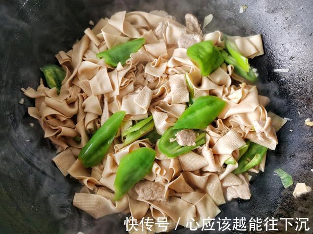 东北老厨师做的尖椒干豆腐，嫩滑鲜香，只因加了“它”