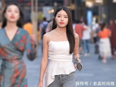 街拍: 气质出众的小姐姐, 穿上时髦的吊带装, 魅力女神气质出跳