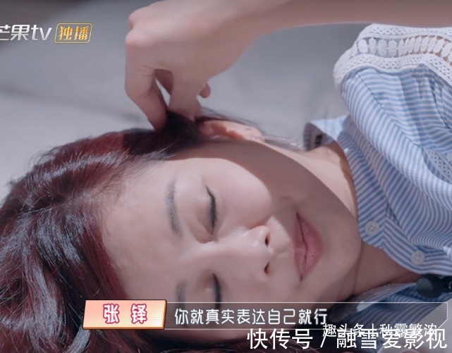 婆婆|黄圣依给婆婆洗澡,陈松伶跪地为婆婆穿鞋,孝顺背后是老公的差距