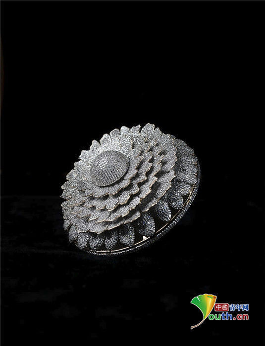 吉尼斯世界纪录|奢华!印度打造镶12638颗钻石戒指创世界纪录