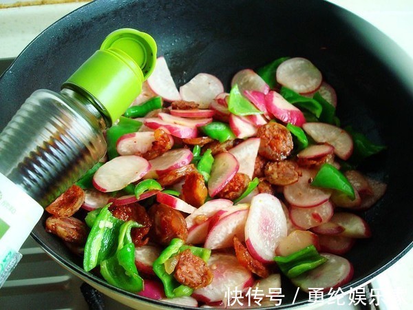 腊肠|萝卜就要这样做,大火炒一炒,口感清脆且入味,来一大口超下饭