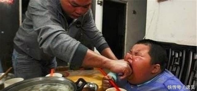 父母|3岁儿子鱼刺卡喉咙,父母的两个举动,连医生都称赞很专业