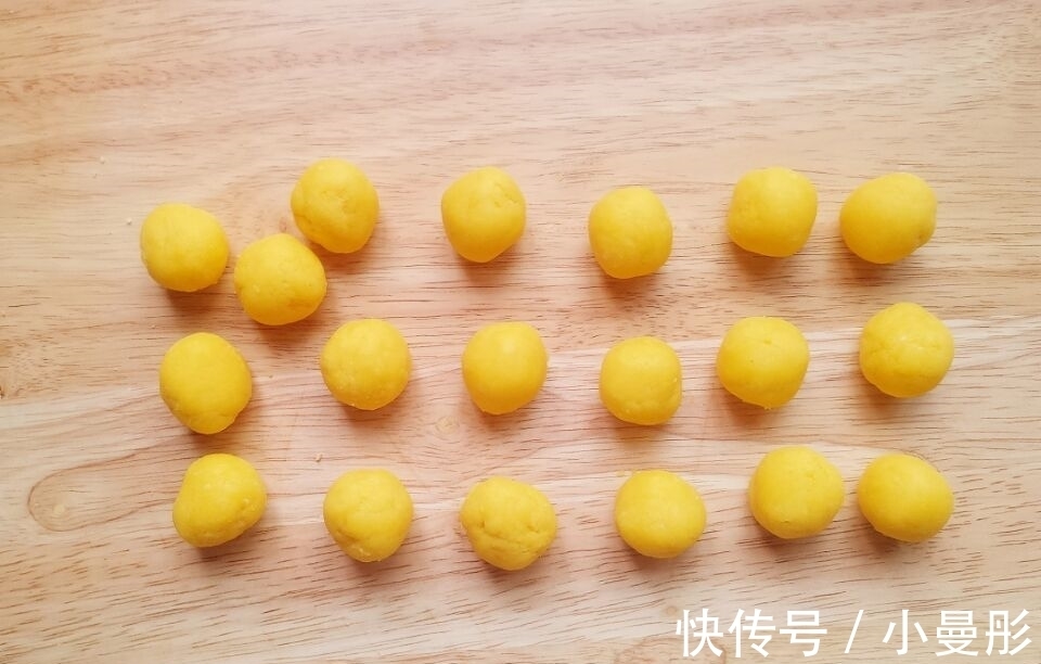 孩子|鸡蛋别再炒着吃了,做成小零食,酥香可口,孩子一口气能吃10个