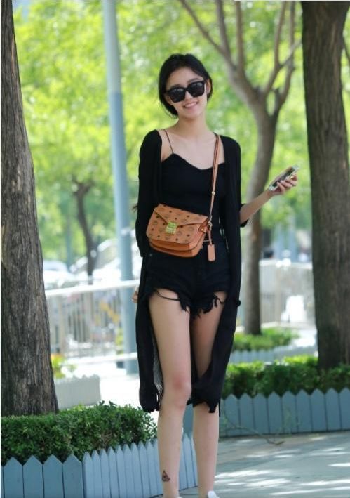 街拍:白色的上衣搭配牛仔裤,小姐姐看起来就是如此的清秀