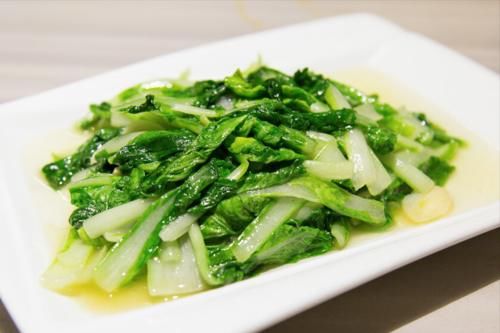 窍门|不管炒什么绿叶菜,切忌直接下锅,分享2个窍门,青菜翠绿不出水