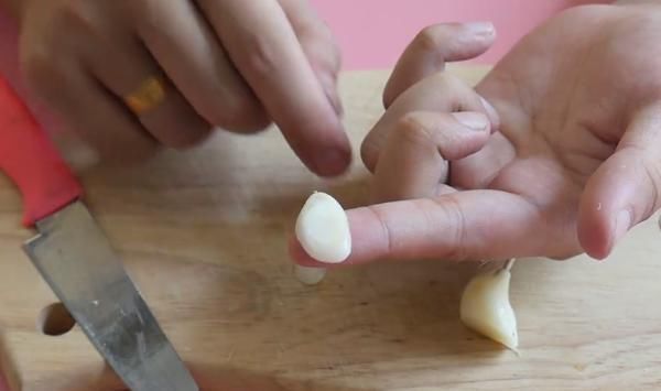 打火机|大蒜用打火机烤一下,没想到还有这个妙用,学到就是赚到