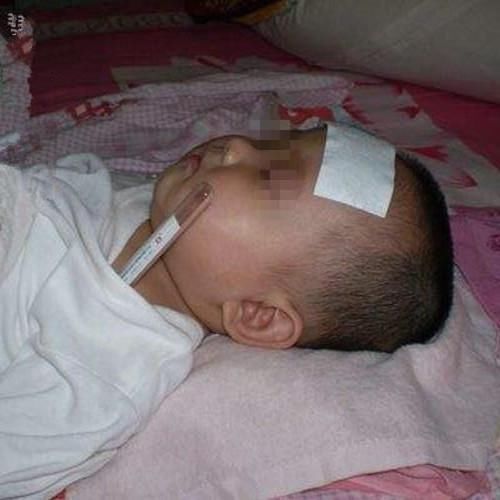 鼻梁|新生儿出生7天哭闹不停,宝妈掀开衣服一看,是婆婆动了“手脚”