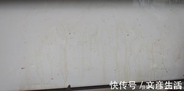 油垢|厨房瓷砖上满是油垢教你一招,不用一滴水,瓷砖立马光亮如新!