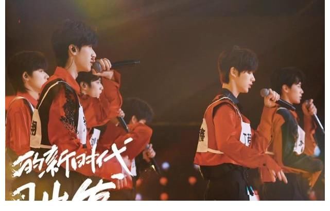 时代少年团跨年彩排:6位红衣少年敲响大鼓,现场气氛热烈美好!