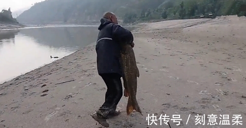 钓获大鱼很激动,冲进泥水抱住大鱼,媳妇应该不会骂吧