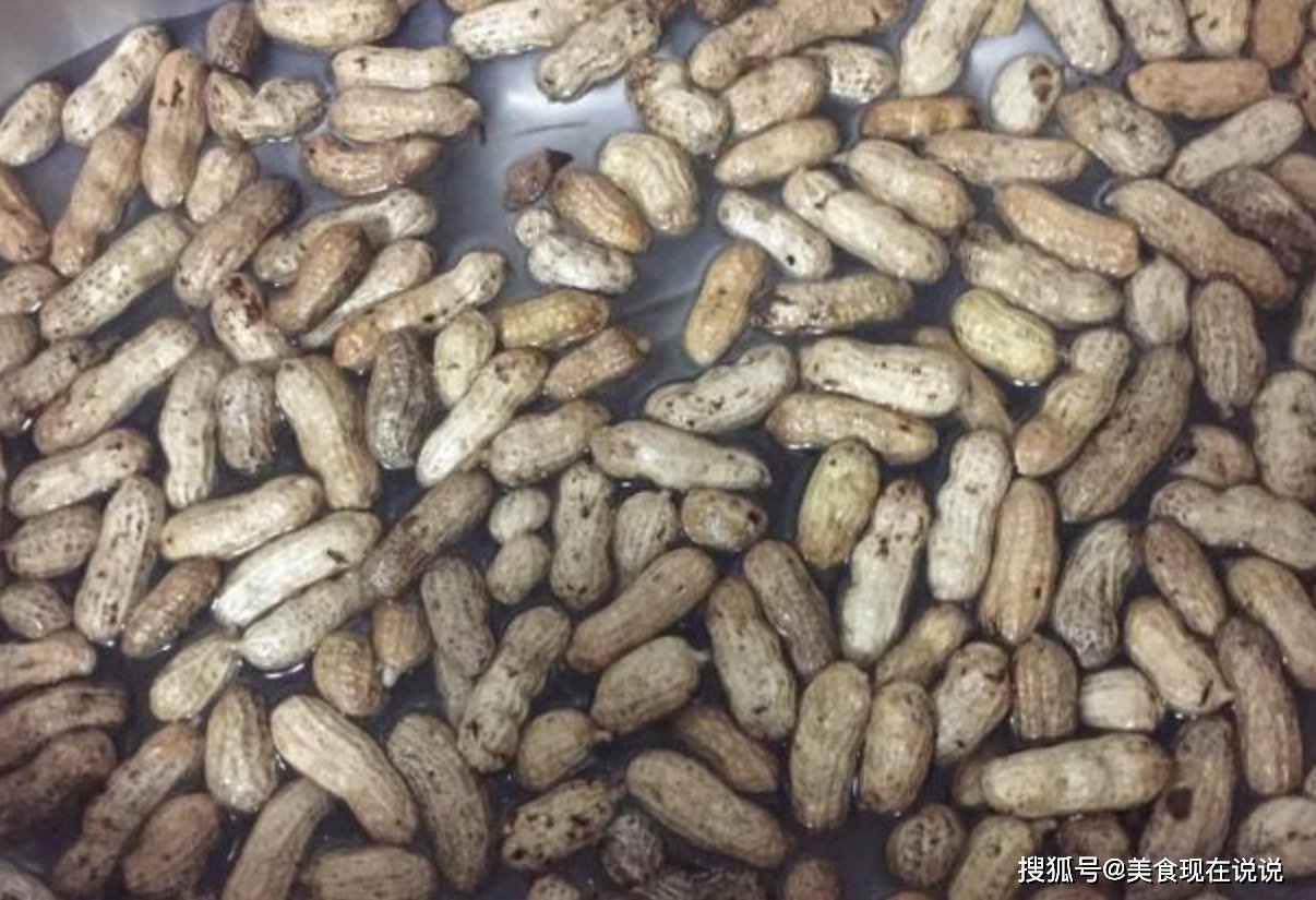 生花生怎么煮才好吃？奶奶教我一招，比外面卖的还好吃，香香脆脆