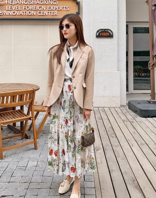 西装＋碎花连衣裙＝时髦洋气！开春这么穿特吸睛