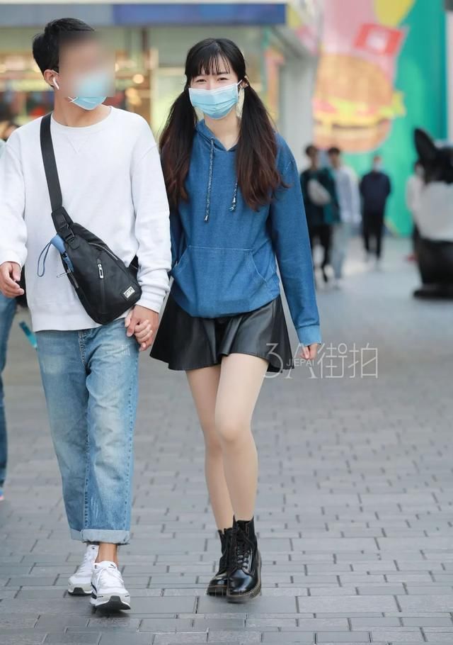 穿搭|街拍：皮肤白皙的小姐姐，一身气质短裙穿搭，秀出修长的美腿